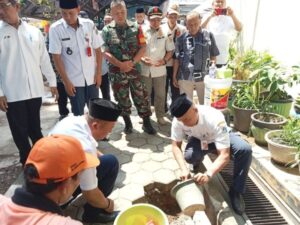 Danramil 06/Cempaka Putih Menghadiri Peletekan Batu Pertama Pembangunan Mushola di Kantor Kelurahan Cempaka Putih
