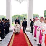 Menhan Prabowo Dampingi Presiden Joko Widodo dalam Kunjungan Paus Fransiskus di Istana Merdeka
