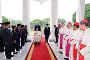 Menhan Prabowo Dampingi Presiden Joko Widodo dalam Kunjungan Paus Fransiskus di Istana Merdeka