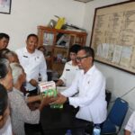 Lansia dan Pralansia Terima PMT Susu Tinggi Kalsium
