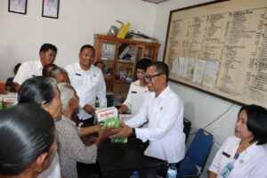 Lansia dan Pralansia Terima PMT Susu Tinggi Kalsium