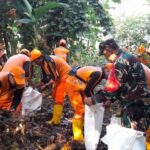 Bersama Warga Bersihkan Sampah Lingkungan