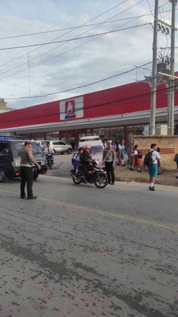 Gatur di Pagi Hari Berikan Layanan Prima Kepada Masyarakat Toba