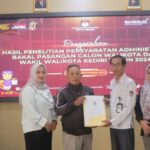 KPU Serahkan Berita Acara Penelitian Persyaratan Administrasi Ke LO Paslon Walikota Dan Wakil Walikota Kediri
