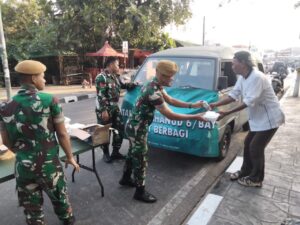 Batalyon Arhanud 6/BAY Kembali Menunjukkan Kepedulian Terhadap Masyarakat Sekitar dengan Mengelar Jumat Berbagi