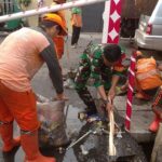 Semangat Peduli Lingkungan, Babinsa koramil 05/Tanah Abang Bantu Anggota PPSU Bersihkan Selokan