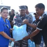 Lanal TBA Bagikan Sembako Kepada Nelayan Jelang HUT Ke-79 TNI AL