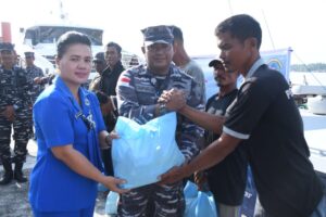 Lanal TBA Bagikan Sembako Kepada Nelayan Jelang HUT Ke-79 TNI AL