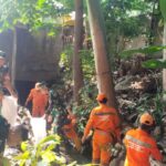 Babinsa Kelurahan Kramatjati Bersama Warga Membersihkan Sampah dan Selokan
