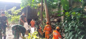 Babinsa Kelurahan Kramatjati Bersama Warga Membersihkan Sampah dan Selokan