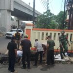 Wujudkan Lingkungan Yang Bersih dan Bebas Sampah, Babinsa Bojong Menteng Bersama Warga Bersihkan Saluran Air