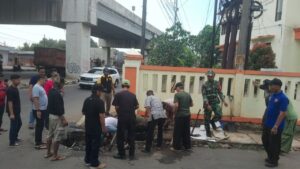 Wujudkan Lingkungan Yang Bersih dan Bebas Sampah, Babinsa Bojong Menteng Bersama Warga Bersihkan Saluran Air