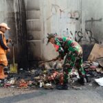 Babinsa Kelurahan Pulogebang Bersihkan Sampah Yang Menumpuk