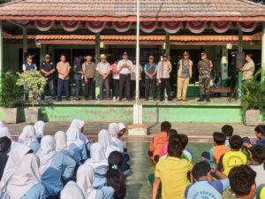 Babinsa Jatibening Baru Bersama Tiga Pilar Berikan Penyuluhan dan Himbauan ke Sekolah SMPN 20 Kota Bekasi