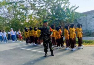 Babinsa Jamberejo Koramil Kedungadem Bojonegoro berikan Pengamanan Jalan Sehat