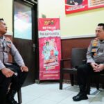 Temui Personel yang Jadi Penggali Kubur, Kapolri : Terus Menjadi Polisi Baik untuk Masyarakat