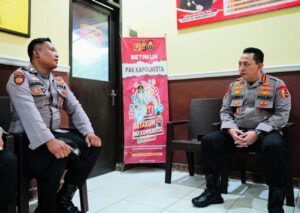 Temui Personel yang Jadi Penggali Kubur, Kapolri : Terus Menjadi Polisi Baik untuk Masyarakat