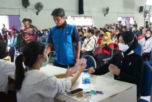 Serahkan BLT Buruh Rokok, Pj Wali Kota Kediri : Belanjakan Dengan Bijak dan Jangan Konsumtif