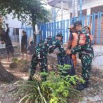 Bersama Warga, Babinsa Koramil Cipayung Bersihkan Sampah