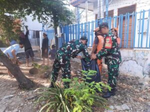 Bersama Warga, Babinsa Koramil Cipayung Bersihkan Sampah