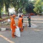 Jum’at Bersih Babinsa Koramil 03/Senen Bersama Anggota PPSU Laksanakan Kerja Bakti