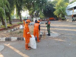 Jum’at Bersih Babinsa Koramil 03/Senen Bersama Anggota PPSU Laksanakan Kerja Bakti