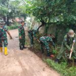 Babinsa Koramil 05/Bantar gebang Laksanakan Karya Bakti Bersihkan Lingkungan Bersama Warga Kelurahan Padurenan