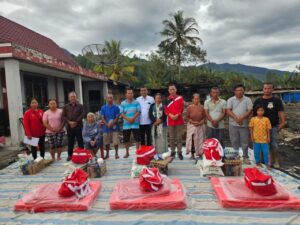 Tiga Rumah Warga Hangus Terbakar, Pemkab Toba Berikan Bantuan Sosial