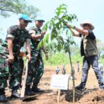 Panglima TNI Bagikan Ratusan Paket Sembako dan Tanam Pohon di PMPP TNI