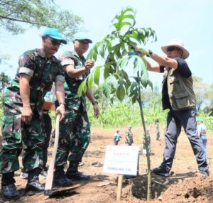Panglima TNI Bagikan Ratusan Paket Sembako dan Tanam Pohon di PMPP TNI