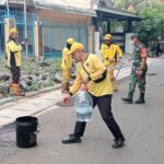 Koramil 51/Jatinegara Bersama Warga Melaksanakan Pengaspalan Jalan Warga