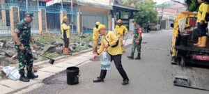 Koramil 51/Jatinegara Bersama Warga Melaksanakan Pengaspalan Jalan Warga