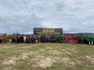 Kapolres Hadiri Karya Bhakti Pembersihan Enceng Gondok di Kawasan Danau Toba