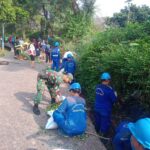 Babinsa Koramil Pasar Rebo Bersama Warga Dan Petugas PPSU Gotong Royong Bersihkan Sampah