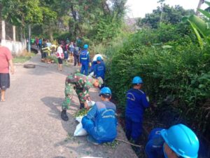 Babinsa Koramil Pasar Rebo Bersama Warga Dan Petugas PPSU Gotong Royong Bersihkan Sampah