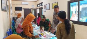 Kepedulian Terhadap Kesehatan Babinsa Koramil 07/Kemayoran Laksanakan Pendampingan Posyandu Balita Dan Lansia
