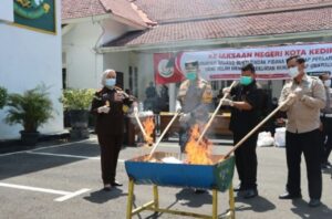Kapolres Hadiri Pemusnahan Barang Bukti di Kejaksaan Negeri Kota Kediri