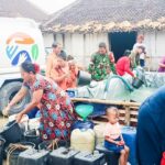 Babinsa Kodim Bojonegoro Distribusikan 75 Ribu Liter Air Bersih untuk Warga di Kecamatan Sugihwaras
