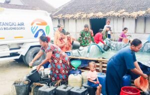 Babinsa Kodim Bojonegoro Distribusikan 75 Ribu Liter Air Bersih untuk Warga di Kecamatan Sugihwaras