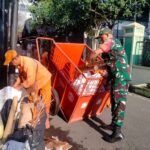 Serda Heriansah, Babinsa Kelurahan Pisangan Timur Membantu Warga Melaksanakan Pembersihan Sampah