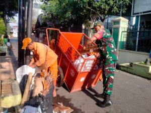 Serda Heriansah, Babinsa Kelurahan Pisangan Timur Membantu Warga Melaksanakan Pembersihan Sampah