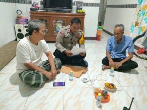 Bhabinkamtibmas Kelurahan Kemayoran Melaksanakan Kegiatan Sambang Dan Patroli Dialogis