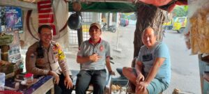 Bhabinkamtibmas Kelurahan Kebon Kosong Melaksanakan Kegiatan Sambang Dan Patroli Dialogis