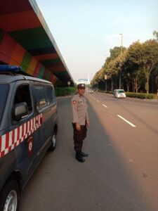 Unit Samapta Polsek Kemayoran Melaksanakan Pengaturan Lalu Lintas Pagi Hari
