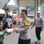 Ratusan Makanan Gratis Dibagikan Polisi Dalam Jumat Berkah
