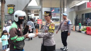 Ratusan Makanan Gratis Dibagikan Polisi Dalam Jumat Berkah