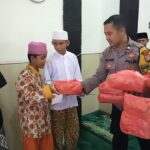 Jumat berkah, Puluhan Anak Yatim Mendapat Santunan dari Polisi