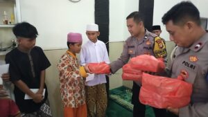 Jumat berkah, Puluhan Anak Yatim Mendapat Santunan dari Polisi
