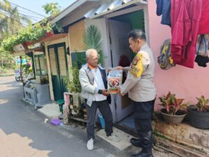 Jumat Peduli, Polisi Beri Bantuan Beras Kepada Warga Kurang Mampu