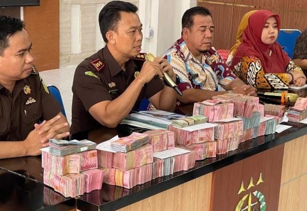 Uang Sisa Lebihan Rp 1,7 milyar Program PTSL 12 Desa di Kecamatan Modo, Dikembalikan ke Kejari Lamongan